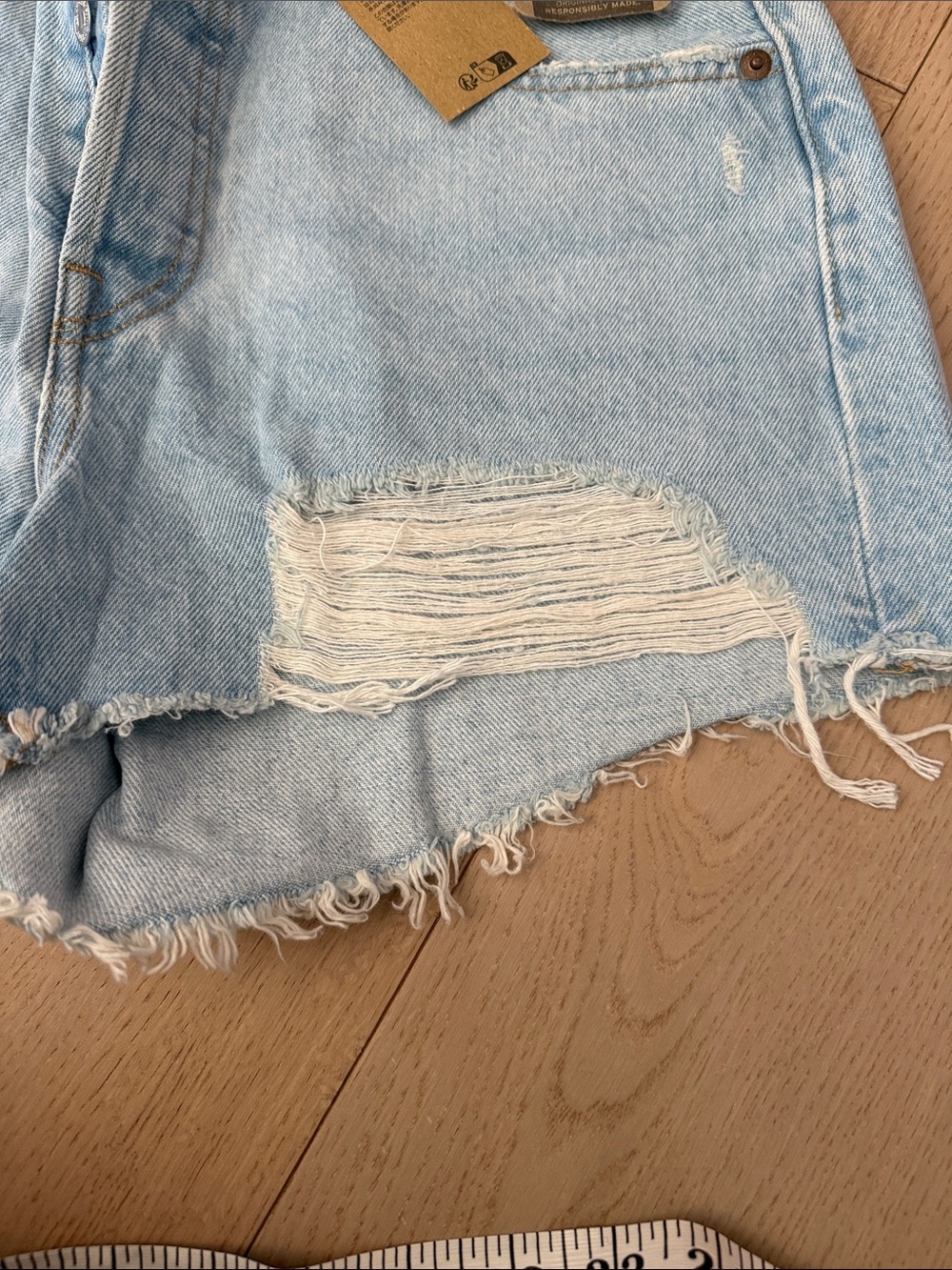 Levi's NEW Light tBlue Distressed High-Rise Denim Shorts size 28 - Picture 6 of 9